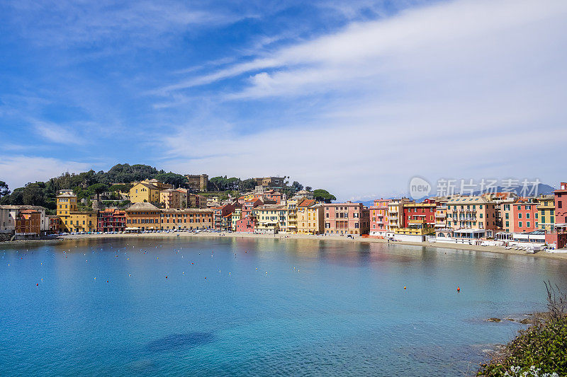 它位于Sestri Levante的Baia del Silenzio(沉默湾)，被意大利利古里亚特色的彩色建筑包围